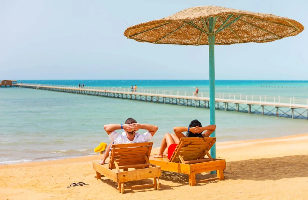 Jak wygląda dzień wycieczkowy w Egipcie krok po kroku 5 A wonderful picture of a couple sitting on one of the beaches of the Red Sea