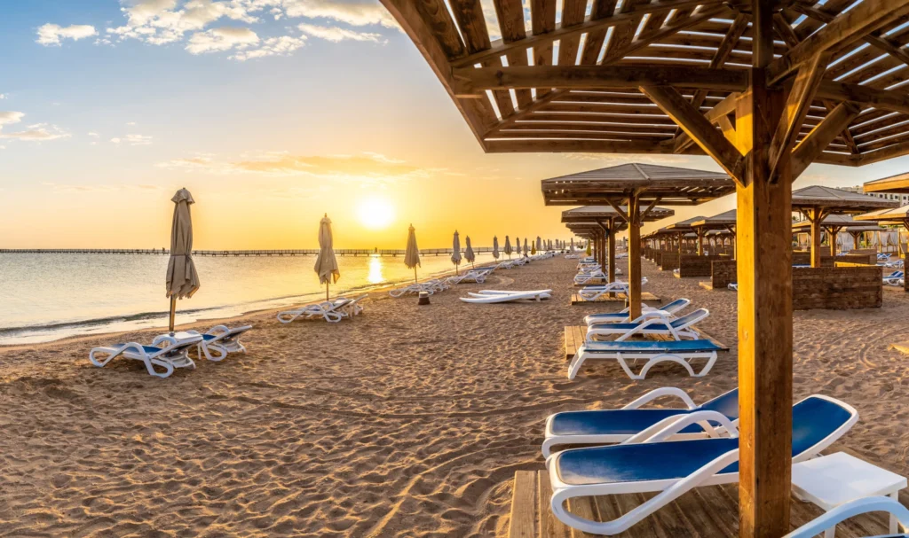 Jak wygląda dzień wycieczkowy w Egipcie krok po kroku 2 hurghadabeachbeds scaled 1