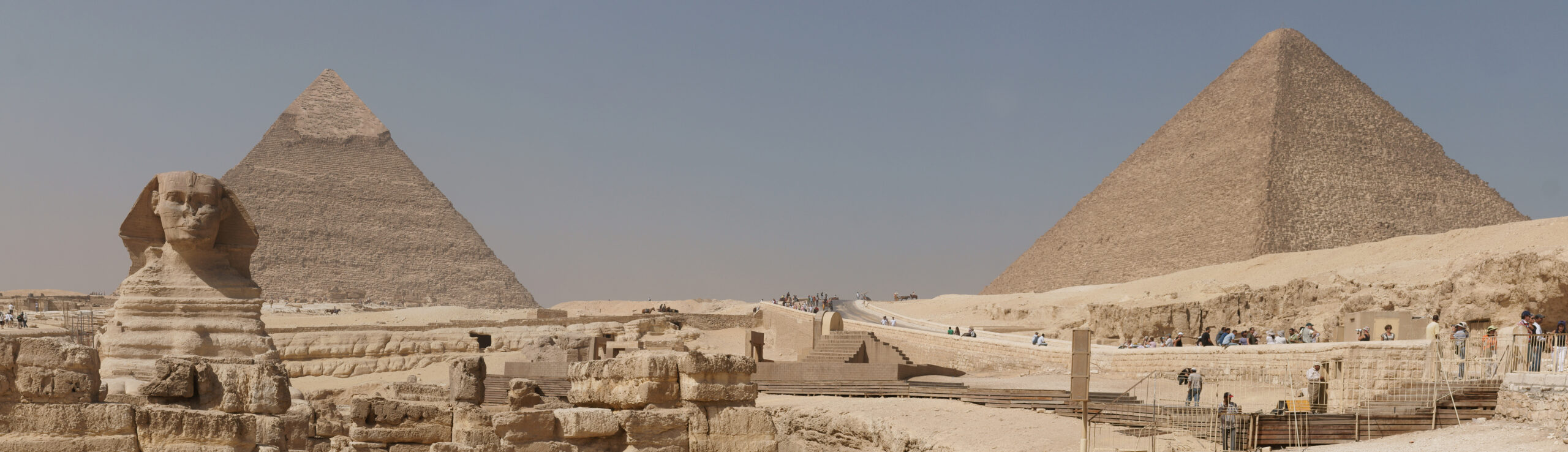 Piramidy w Gizie z FunnyPicnic: Poradnik dla turystów 5 https://upload.wikimedia.org/wikipedia/commons/c/c8/Sphinx_and_pyramids_of_Giza_panorama.jpg