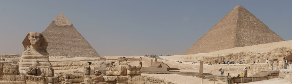 Piramidy w Gizie: Poradnik dla turystów 3 https://upload.wikimedia.org/wikipedia/commons/c/c8/Sphinx_and_pyramids_of_Giza_panorama.jpg