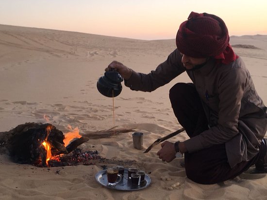Safari na pustyni w Hurghadzie: Quady, wielbłądy i zachód słońca 🏜️ 5 https://media-cdn.tripadvisor.com/media/photo-s/11/f7/be/95/bedouin-tea-at-sunset.jpg