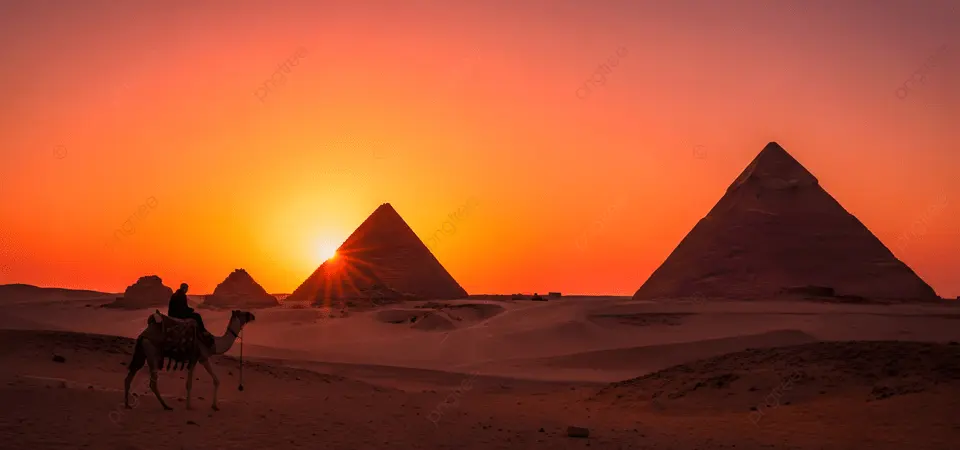Piramidy w Gizie: Poradnik dla turystów 4 https://png.pngtree.com/thumb_back/fw800/background/20251208/pngtree-desert-sunset-with-pyramids-and-camel-silhouette-image_20777512.webp