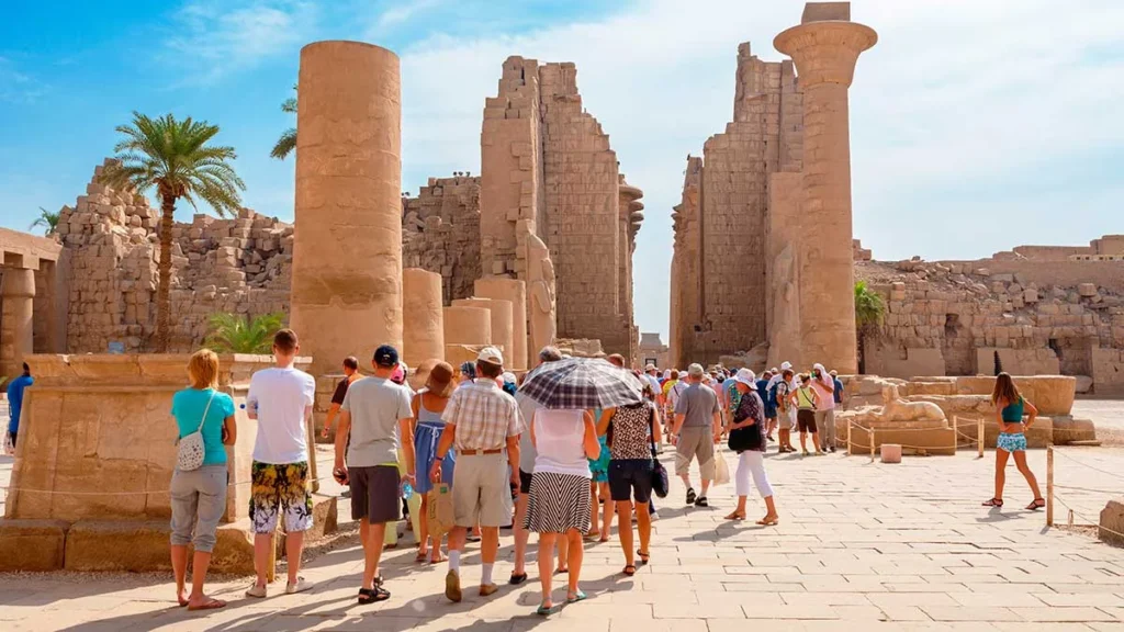 Jak wybrać najlepszą wycieczkę fakultatywną w Egipcie? Kompletny poradnik dla turystów 8 Turisticheskaya gruppa na ekskursii v Hrame Karnaka