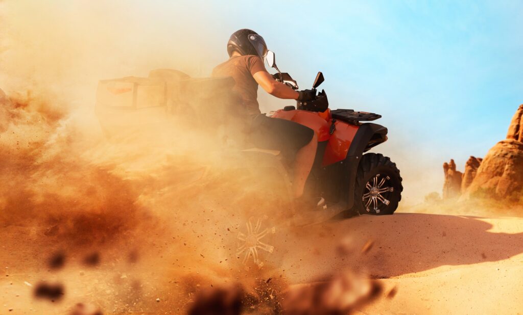 Najlepsze wycieczki fakultatywne w Egipcie – kompletny przewodnik dla Polaków 5 atv riding in sand quarry dust clouds quad bike 3