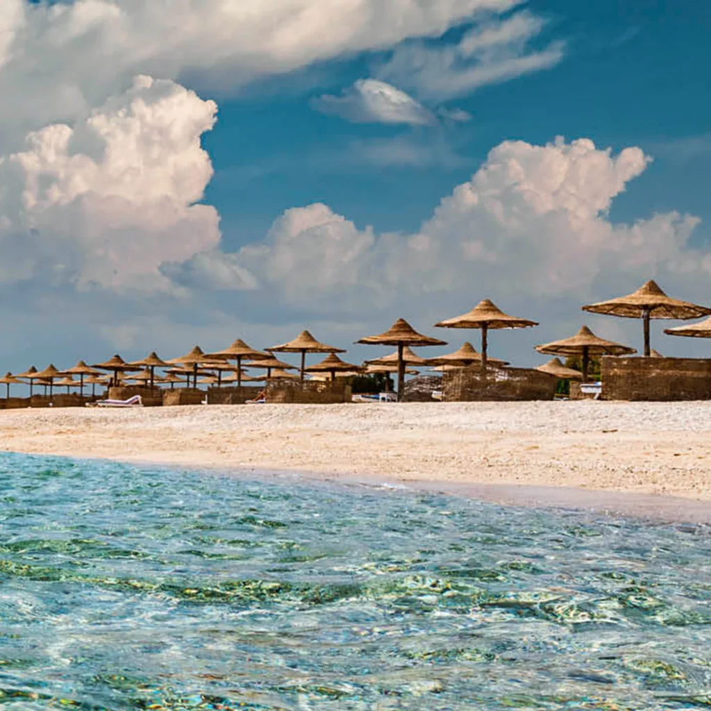 Egipt luksusowy – jak podróżować komfortowo i odkrywać kraj w wyjątkowym stylu? 3 egypt rmf beach header 4 page header teaser 800w