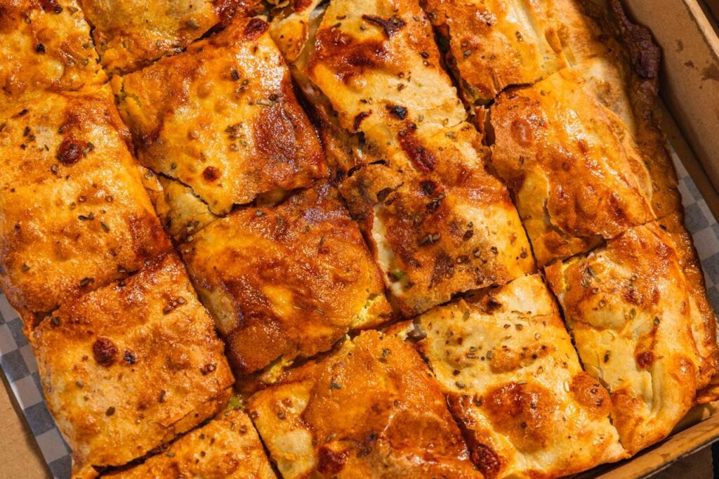 Egipska kuchnia – czego koniecznie trzeba spróbować podczas wakacji? 8 toronto restaurants adels fatatre egyptian stuffed pizza mississauga feteer sojouk