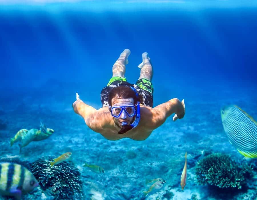Najpiękniejsze wyspy w okolicach Hurghady – przewodnik po rajskich miejscach 5 wonderful shot of a tourist from one of the wonderful beaches of the Red Sea 1