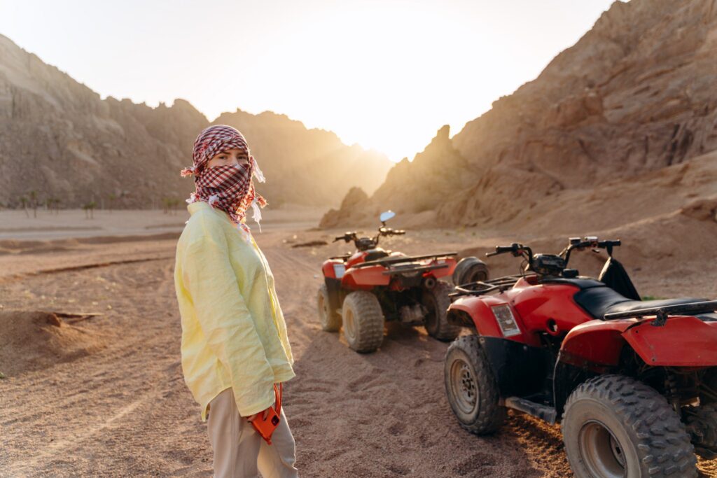 Safari na pustyni w Egipcie – niezapomniana przygoda 9 young girl with a covered face preparing for a des 2023 11 27 05 07 14 utc